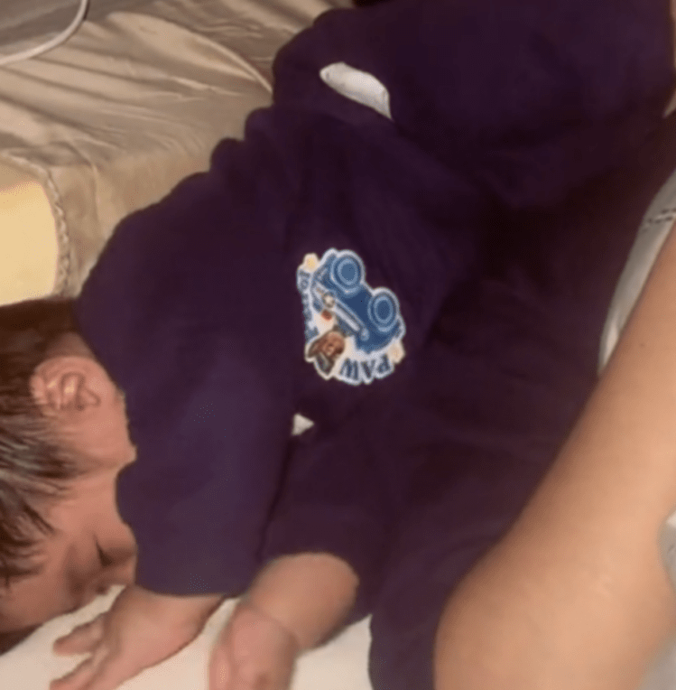 ぐっすり眠る息子　しかし足元をよく見ると…「爆笑」「わかりすぎる」「想像を超えてた」