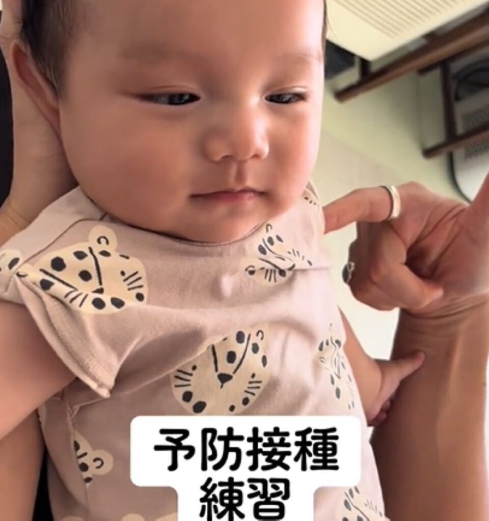 注射の練習をする生後3ヵ月の息子（提供元：＠a_riibabyさん）