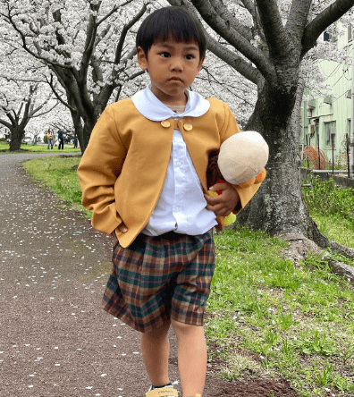 おばあちゃんがひ孫を抱っこすると…（＠ricohair_さんより提供）