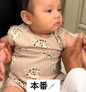 注射の練習をする生後3ヵ月の息子（提供元：＠a_riibabyさん）