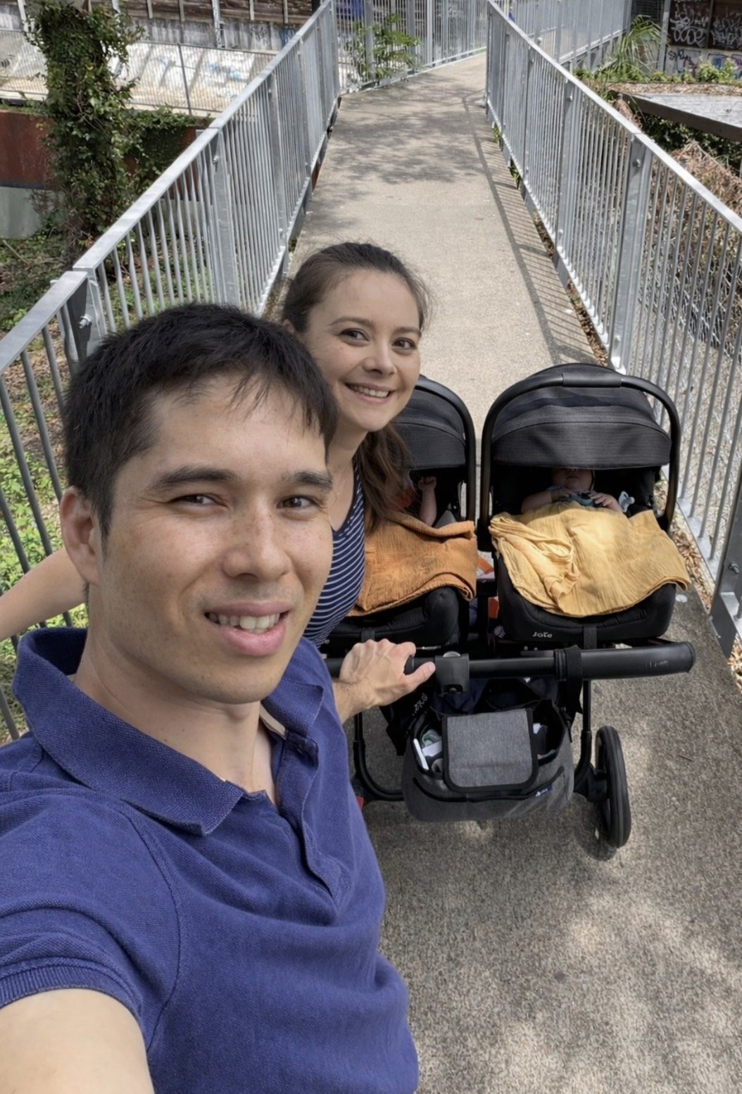 どちらもオーストラリアと日本のハーフの夫婦。そんな2人から生まれた、まさかの”双子の様子”に「神秘ですね〜」「尊い後ろ姿」「すごい奇跡！」