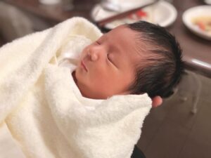 すれ違った人から「可愛いね〜モデルになれば？」と言われていた赤ちゃん。→5年後の姿に「可愛いしカッコイイ」「お顔も風格もモデル級」「将来有望確定」「むしろこれ貫いてほしい」