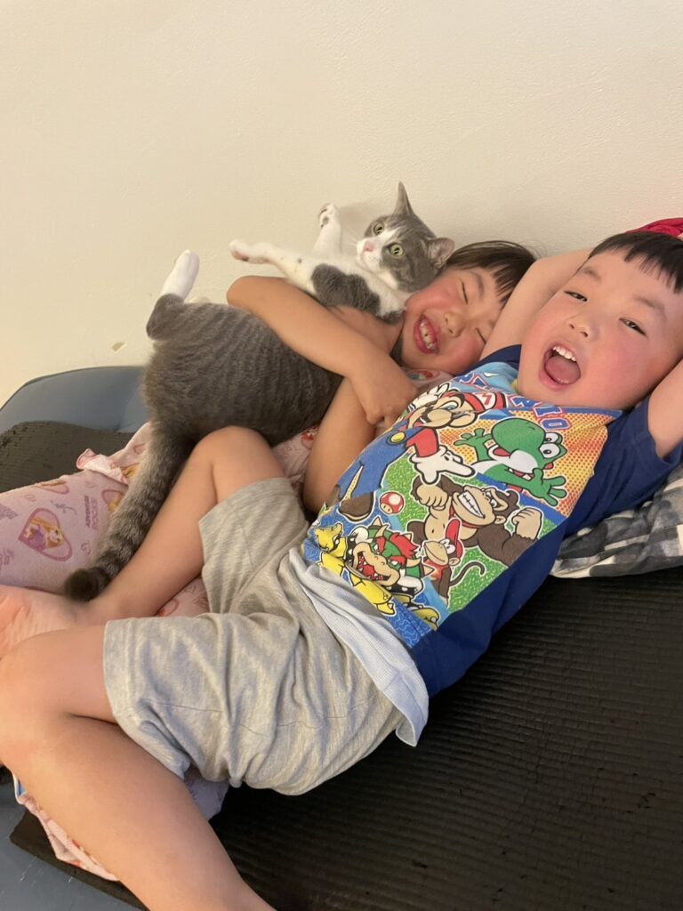 弟が生まれるのを待っていた3歳娘（提供元：＠chiii44iiiさん）