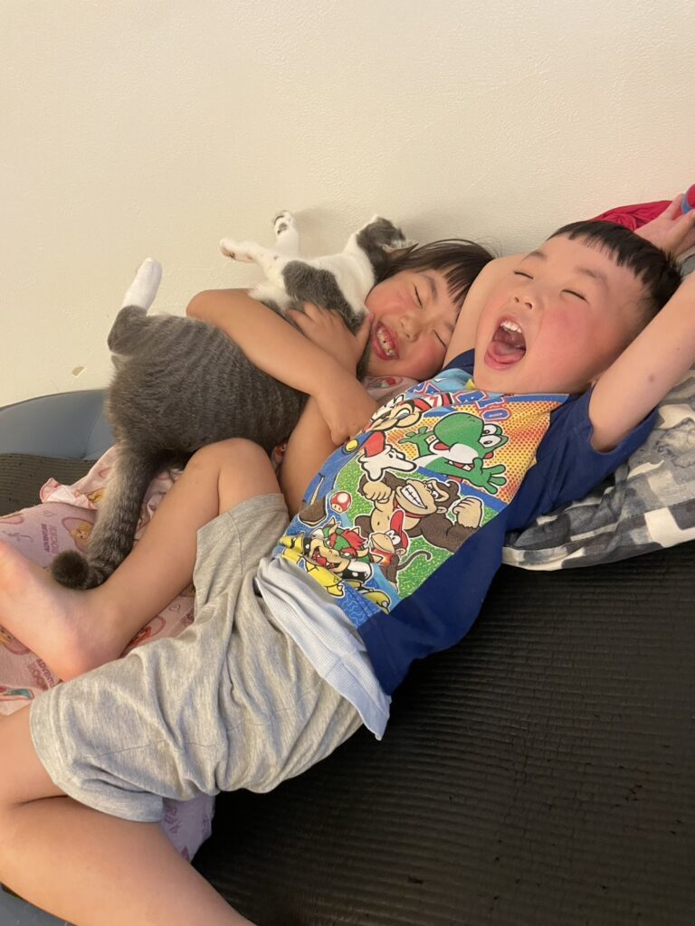 弟が生まれるのを待っていた3歳娘（提供元：＠chiii44iiiさん）