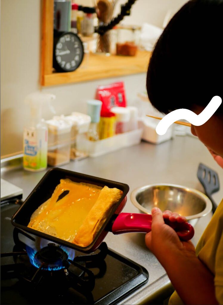 卵焼きを作る次男くん（＠racco_clubさんより提供）