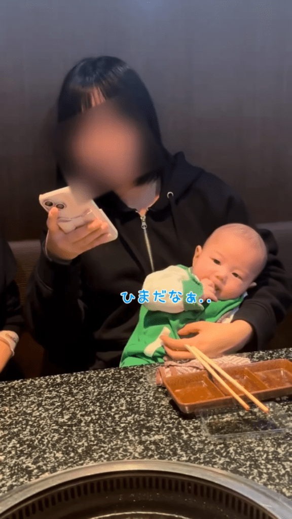 お姉さんに抱かれている弟さん②（@kachikoriさんより提供）