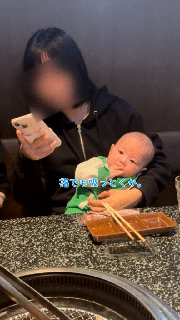 お姉さんに抱かれている弟さん③（@kachikoriさんより提供）