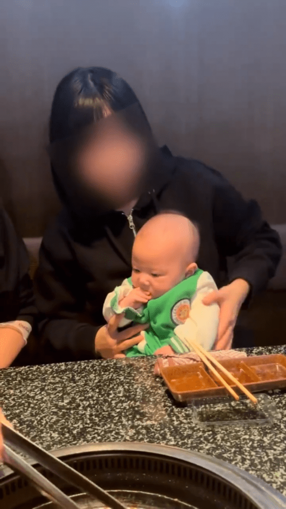 お姉さんに抱かれている弟さん④（@kachikoriさんより提供）