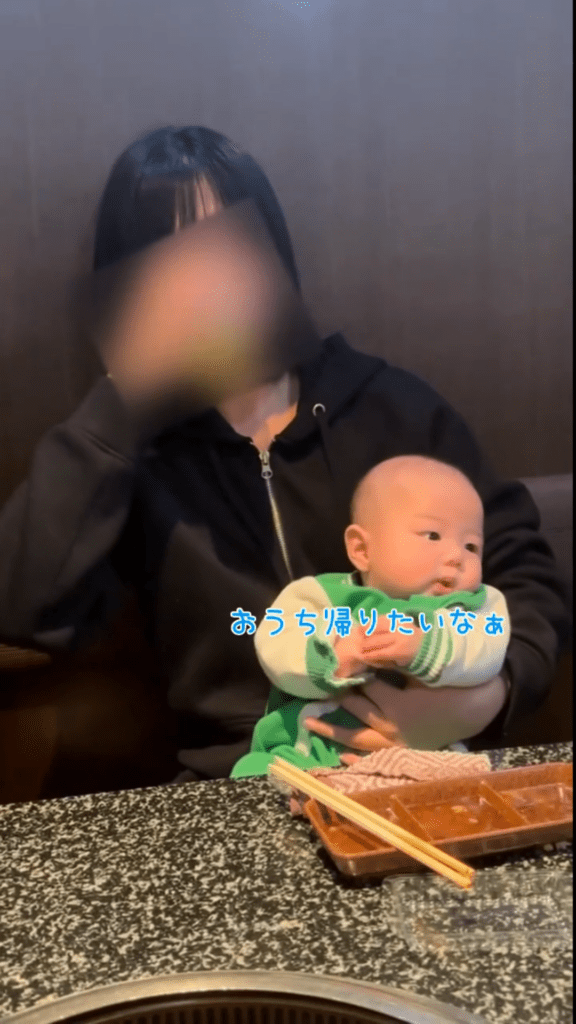 お姉さんに抱かれている弟さん⑥（@kachikoriさんより提供）