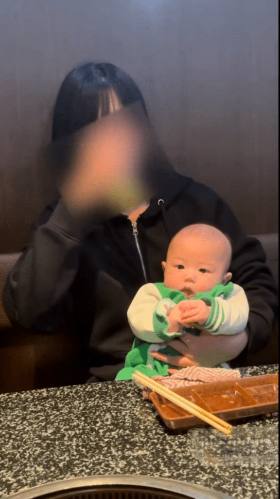 お姉さんに抱かれている弟さん⑦（@kachikoriさんより提供）