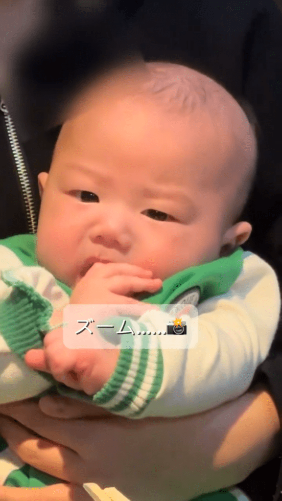 お姉さんに抱かれている弟さん⑧（@kachikoriさんより提供）