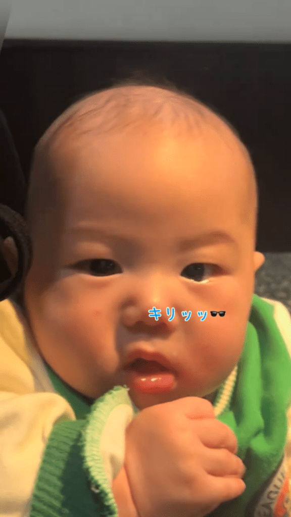 お姉さんに抱かれている弟さん⑨（@kachikoriさんより提供）