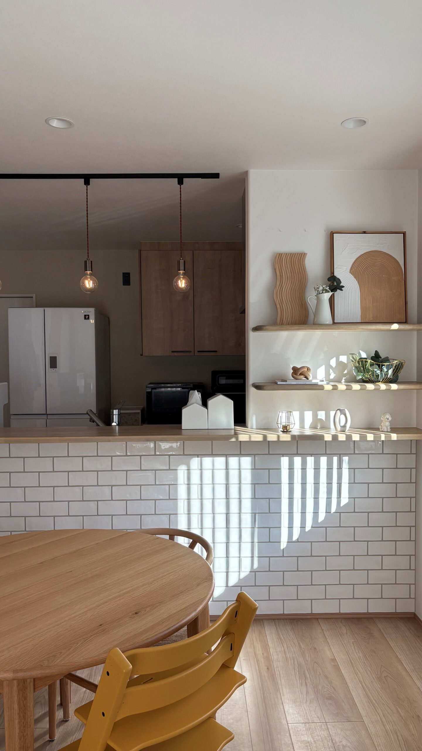 キッチン背面の飾り棚　20代ママの“画期的な使い方”に…　→「あ、これはもう天才」「とても素敵すぎて真似させてください」