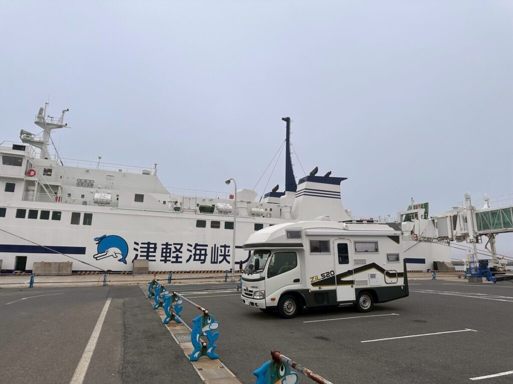 キャンピングカー②（@tomoko_vanlife710さんより提供）