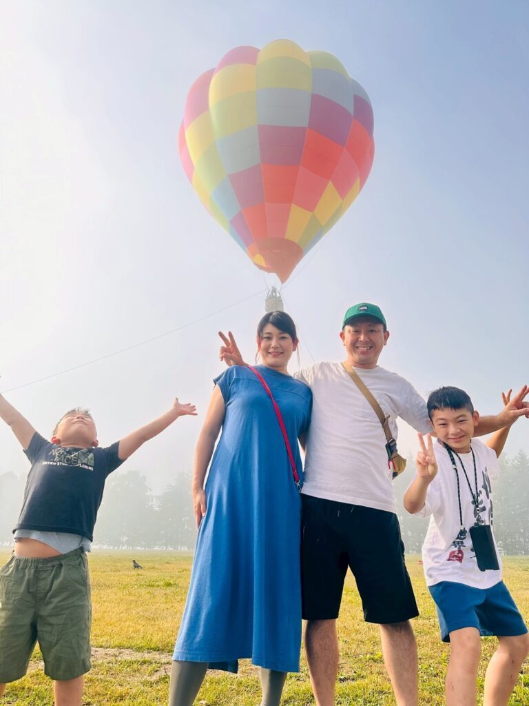 家族で旅行（@tomoko_vanlife710さんより提供）