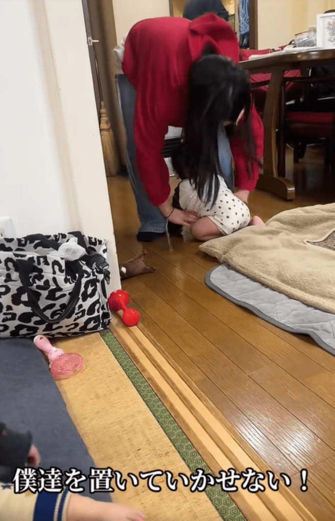 お姉ちゃんはたまらず抱っこ（＠twinsboy0502さんより提供）