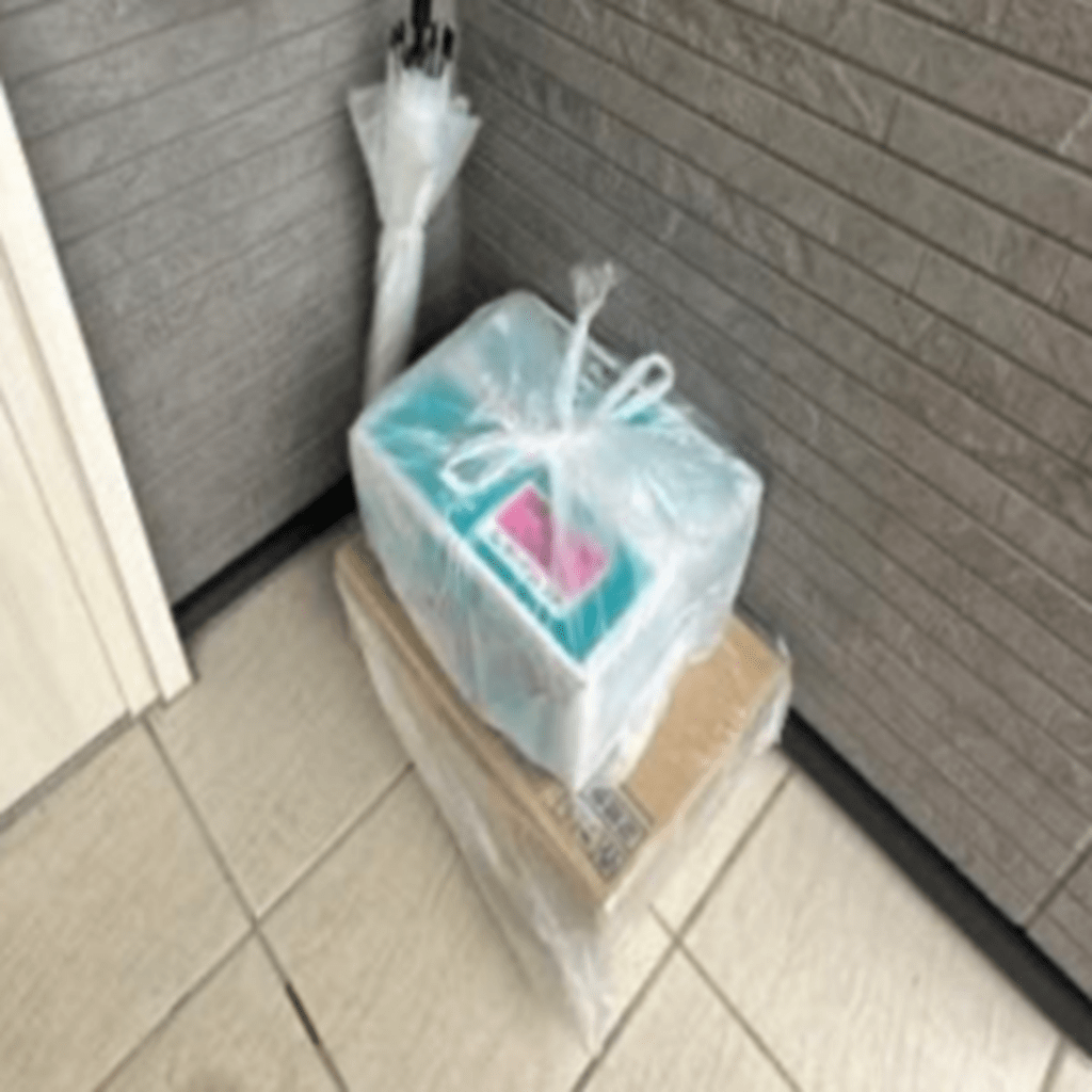 丁寧にビニール袋に包まれた荷物（@mimijigokuさんより提供）