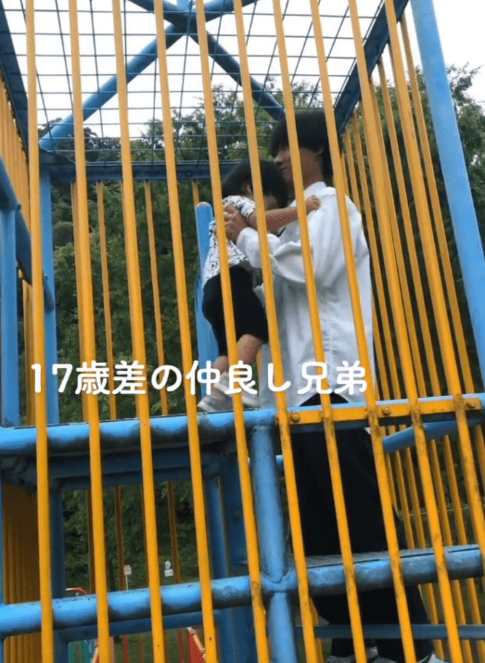 17歳差の仲良し兄弟　しかしよく見ると、2人の様子に…「似すぎ」「エモい」