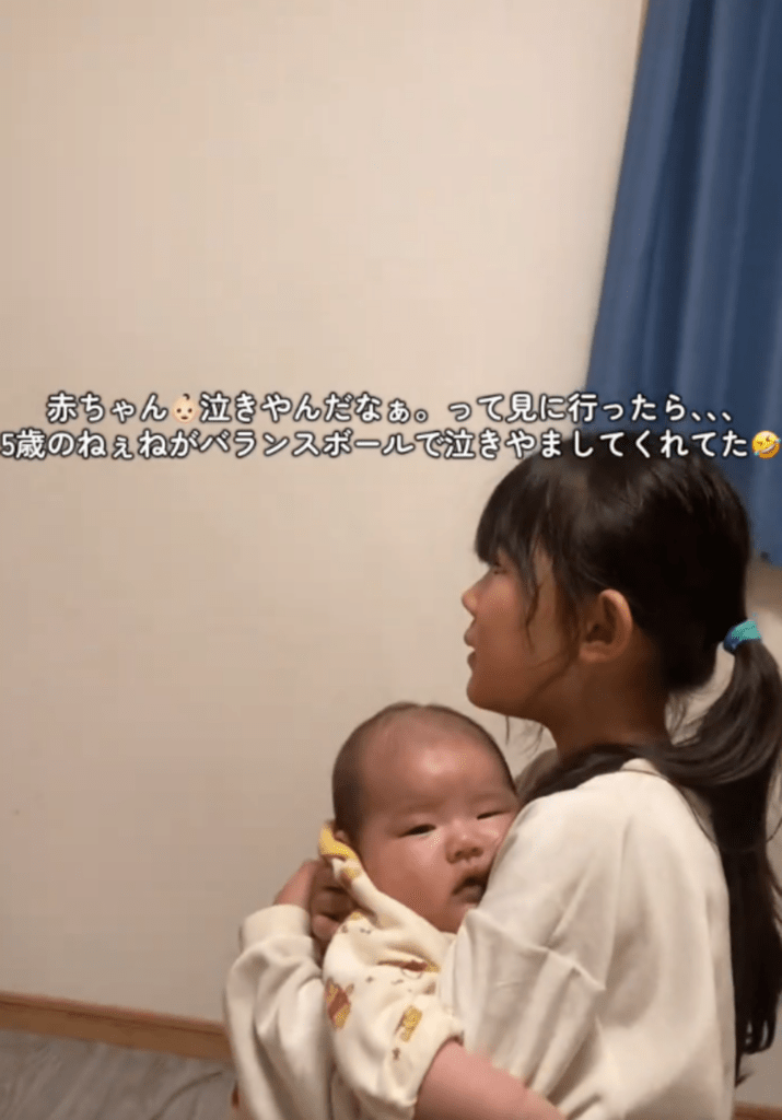 次女さんをあやす長女さん①（@ricoemareniさんより提供）
