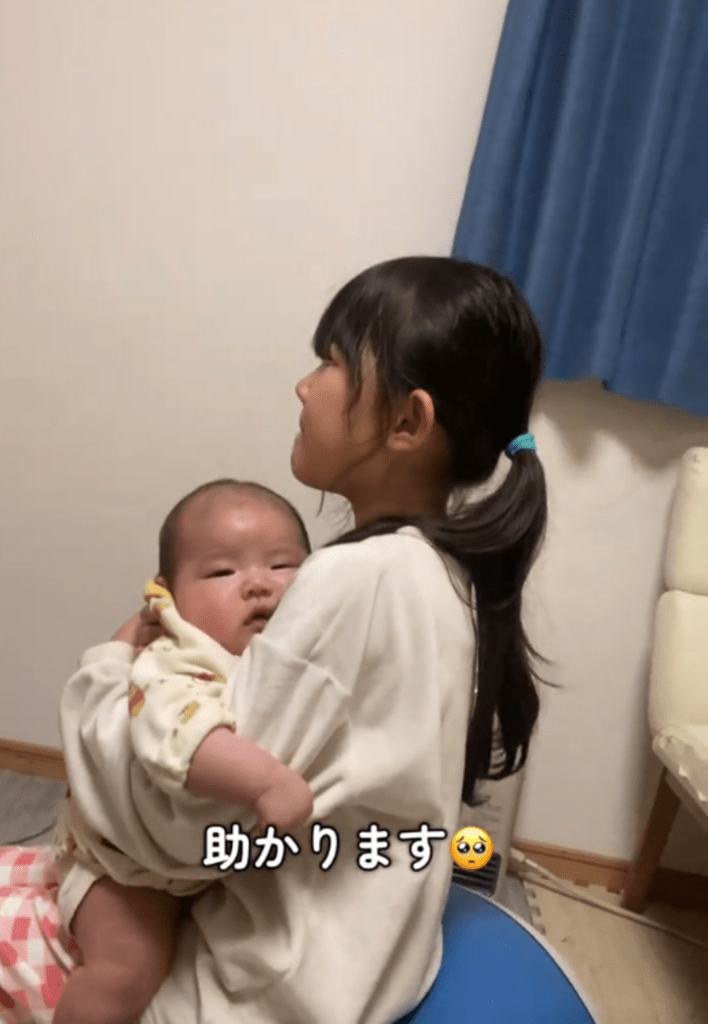 次女さんをあやす長女さん②（@ricoemareniさんより提供）