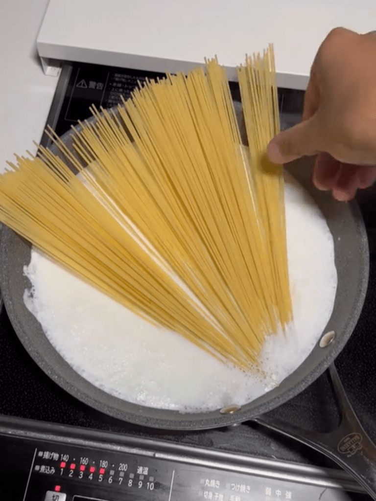 フライパン1つでパスタ作り③（@tatsugoro17さんより提供）
