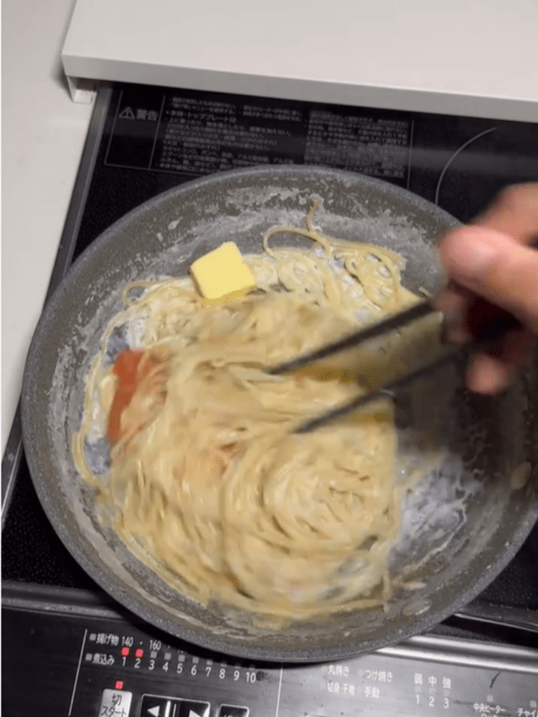 フライパン1つでパスタ作り⑤（@tatsugoro17さんより提供）