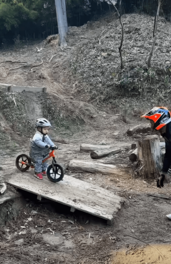 山で遊ぶ様子②（＠miyu_outdoor_さんより提供）