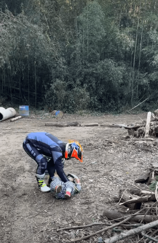 受け身をとる息子さん（＠miyu_outdoor_さんより提供）