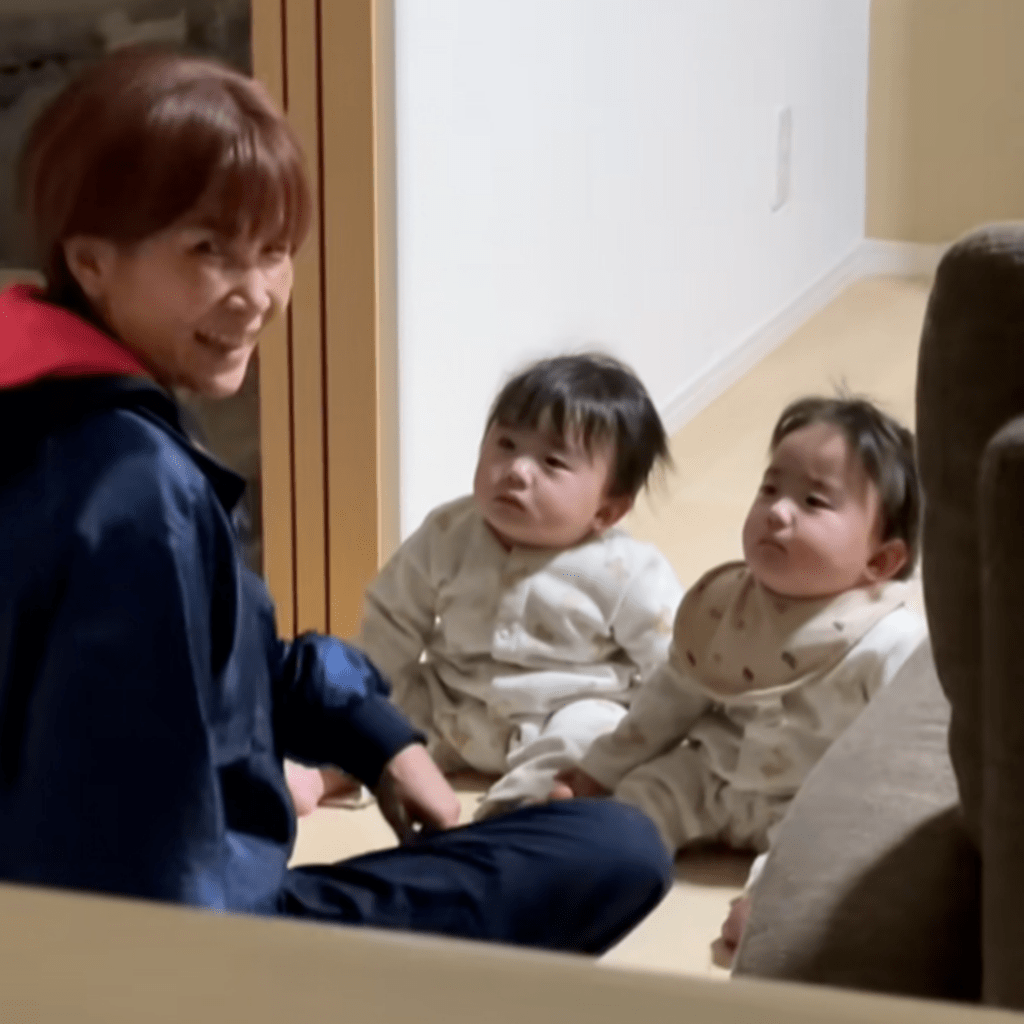 【実際の写真】ばあばが来た瞬間の赤ちゃんたち