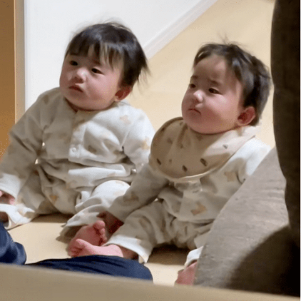 おばあちゃんを見て笑わない双子ちゃん③（＠miiiiii__369さんより提供）