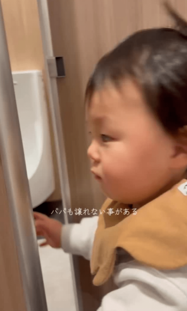 トイレの中での息子さん①（＠hakutopapa89さんより提供）