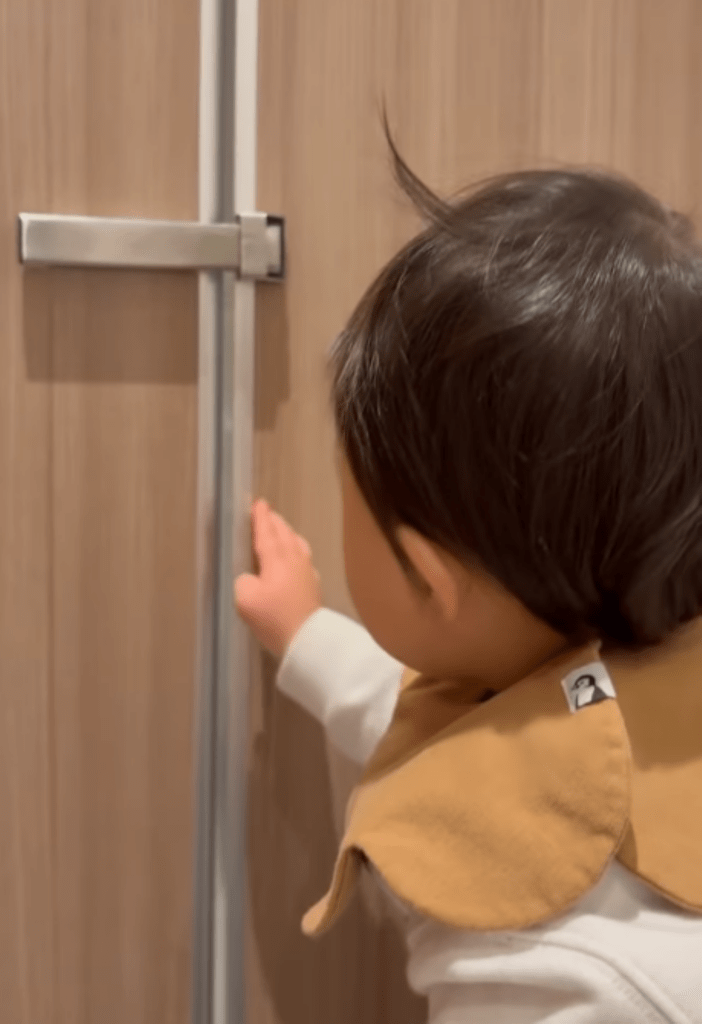 トイレの中での息子さん⑤（＠hakutopapa89さんより提供）