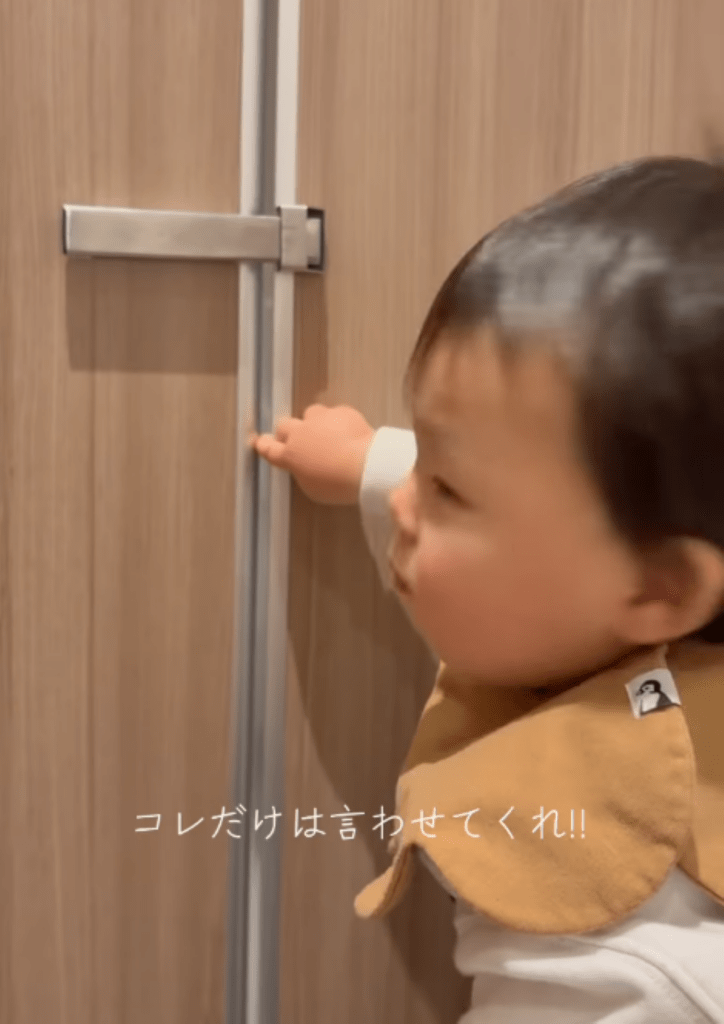 トイレの中での息子さん⑥（＠hakutopapa89さんより提供）