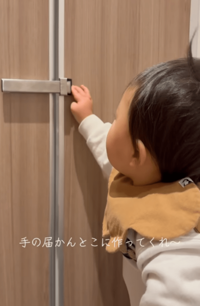 トイレの中での息子さん⑧（＠hakutopapa89さんより提供）