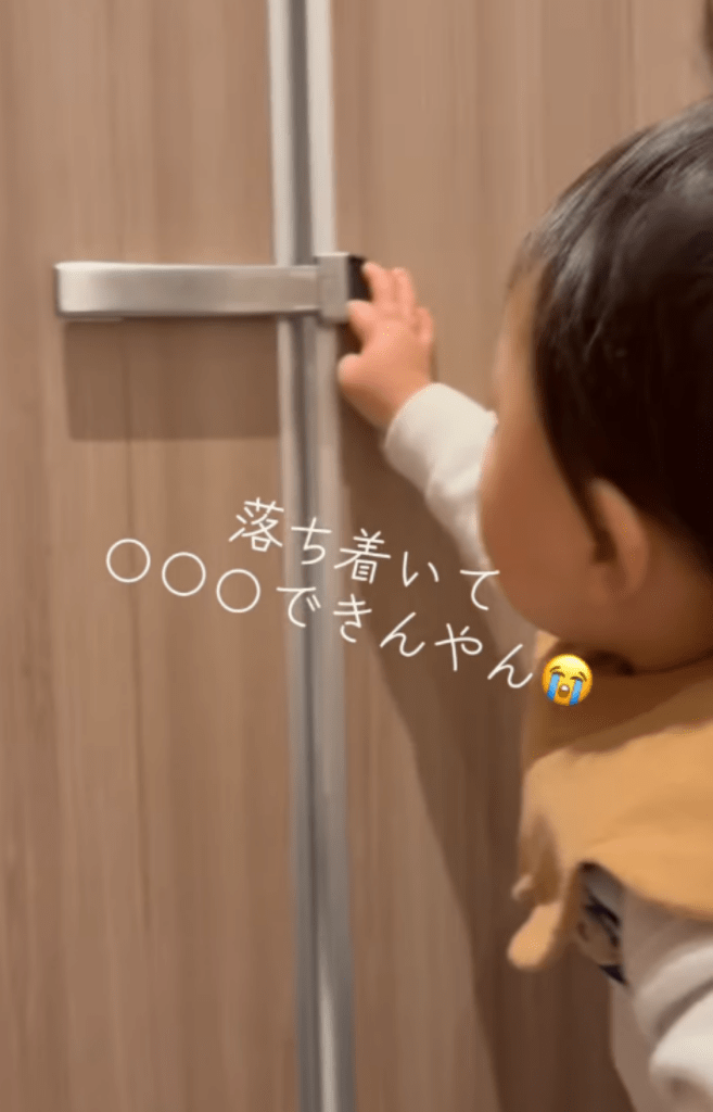 トイレの中での息子さん⑨（＠hakutopapa89さんより提供）