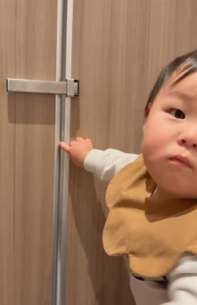 トイレの中での息子さん⑦（＠hakutopapa89さんより提供）