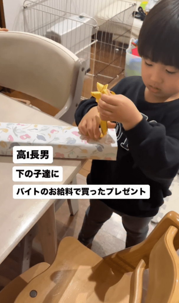 プレゼントを開封する三男さん①（＠koutaro0910さんより提供）