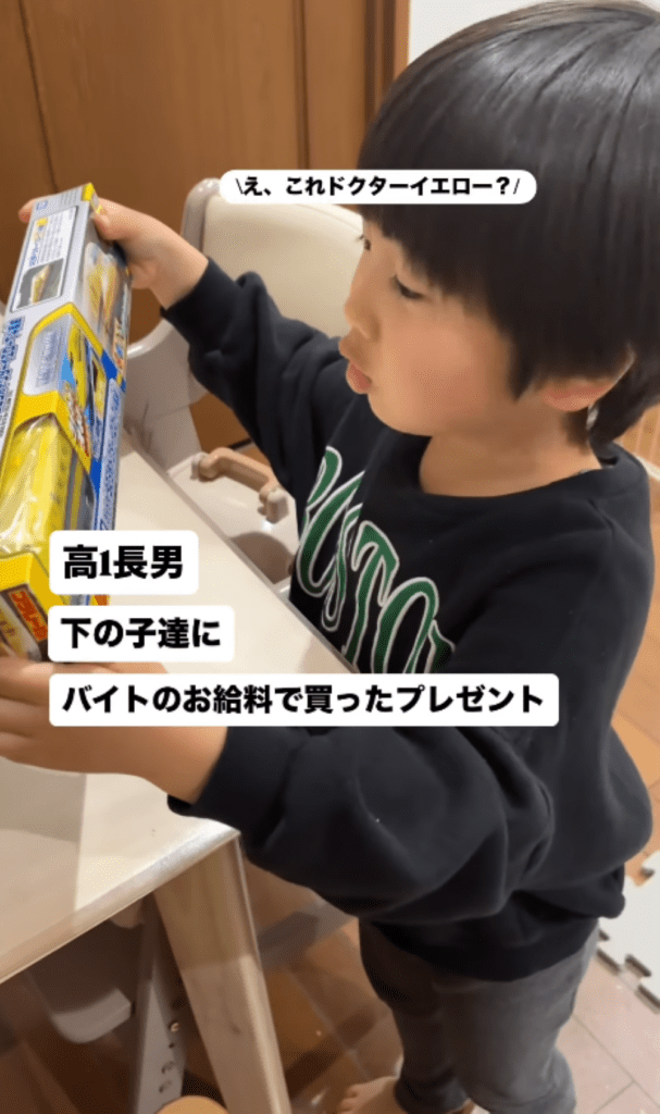 プレゼントを開封する三男さん③（＠koutaro0910さんより提供）