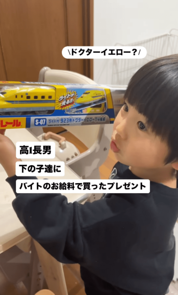 プレゼントを開封する三男さん⑤（＠koutaro0910さんより提供）