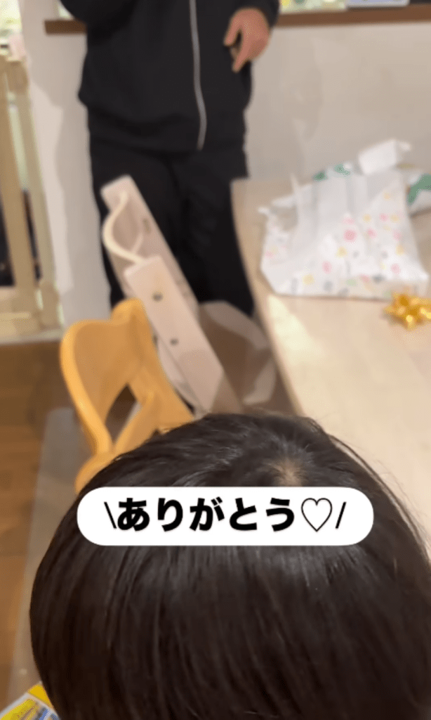 プレゼントを開封する三男さん⑦（＠koutaro0910さんより提供）