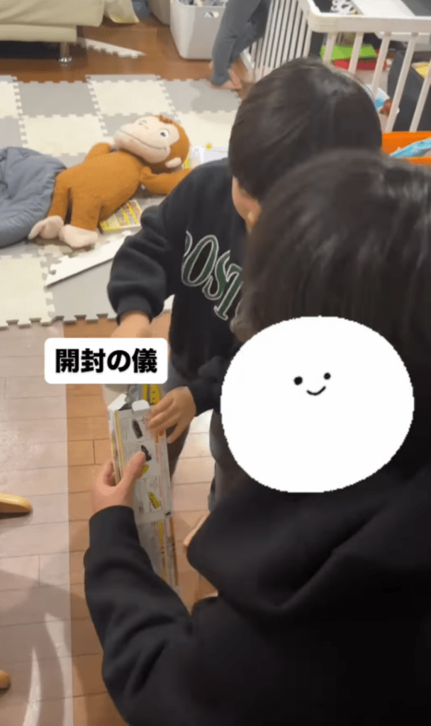 プレゼントを開封する三男さん⑧（＠koutaro0910さんより提供）