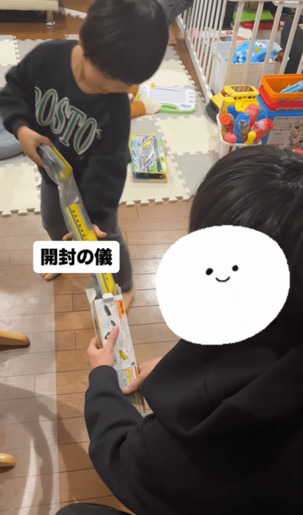 プレゼントを開封する三男さん⑨（＠koutaro0910さんより提供）