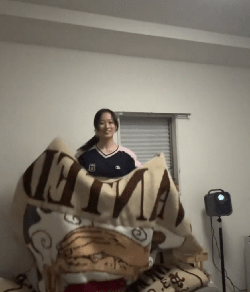 巨大ブランケットを持つ投稿者さん②（@akari_desu0さんより提供）