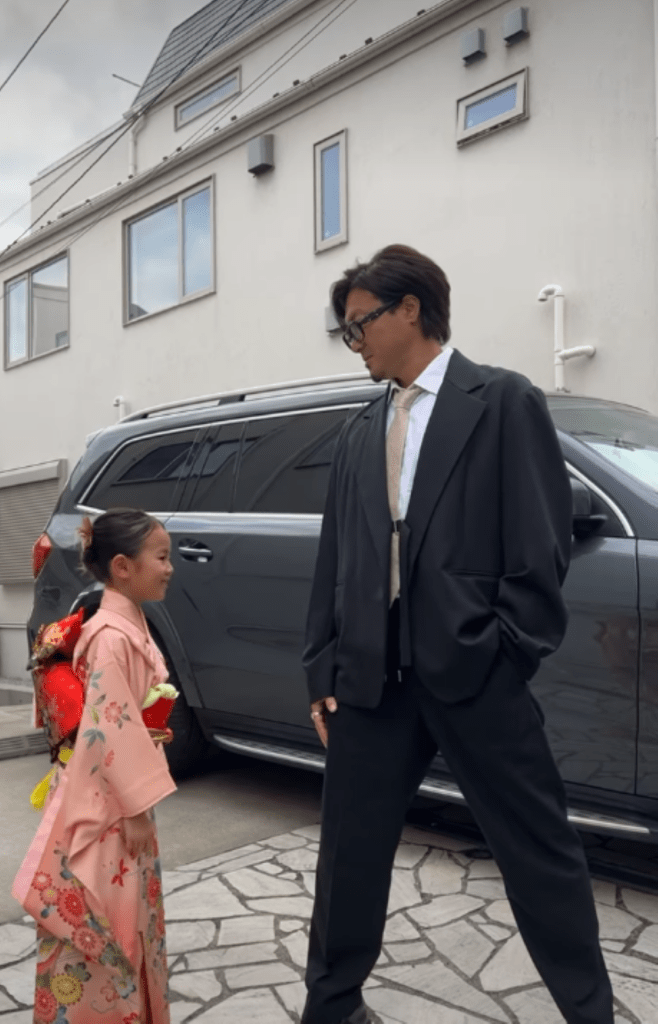 肩車をする様子①（＠erikaakimaさんより提供）