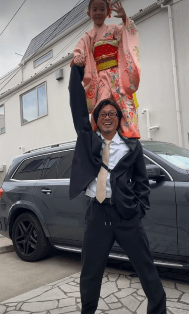 肩車をする様子②（＠erikaakimaさんより提供）