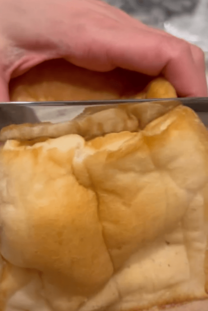 米粉パンを切ってみると？①（@beika_komekoさんより提供）