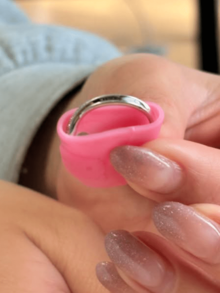 共用の指サックの中に…（@juri_illustratorさんより提供）