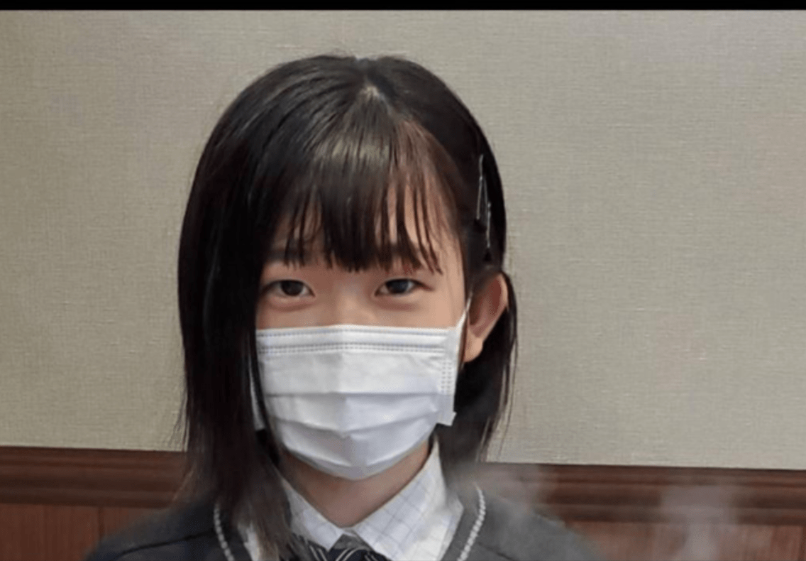 容姿をいじられていた学生時代。→ 4年後の現在の姿に「えぐ可愛すぎる」「ヤバい可愛い」