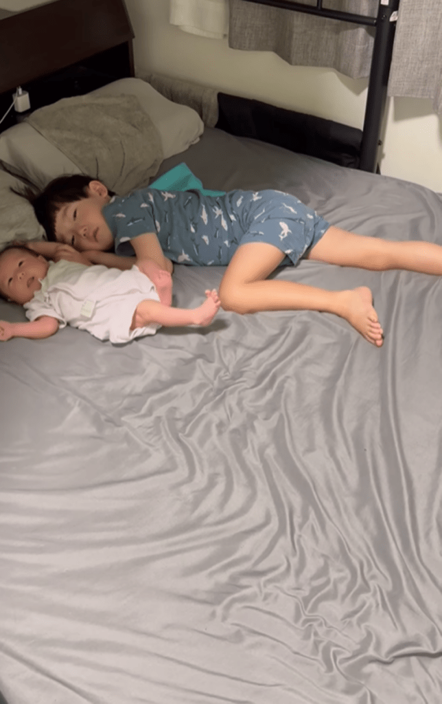 次男さんが起きるまで⑪（＠yujin_kosodateさんより提供）