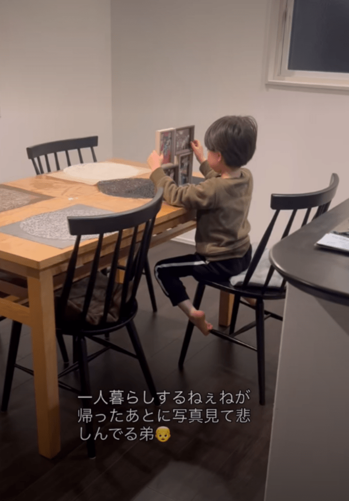 お姉さんの写真を見つめる弟さん①（@shion0612さんより提供）